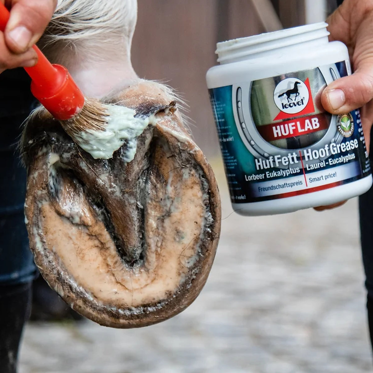 Leovet Hoof Lab Hoof Grease m. Eucalyptus i 750 ml flaske til heste – billede 2