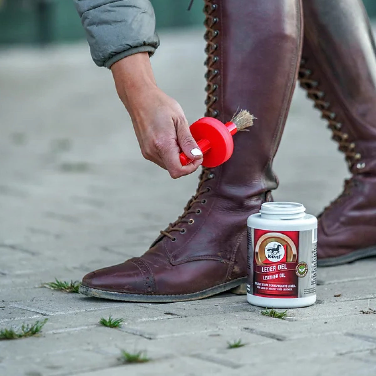 Leovet Leather Oil i 450 ml flaske til heste – billede 2