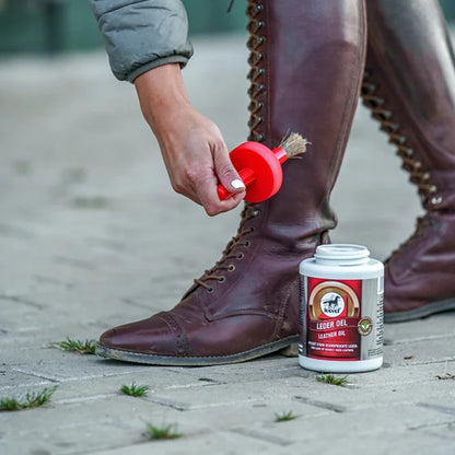 Leovet Leather Oil i 450 ml flaske til heste – billede 2
