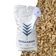 Valset Byg hestefoder i 20 kg sæk fra Brogaarden
