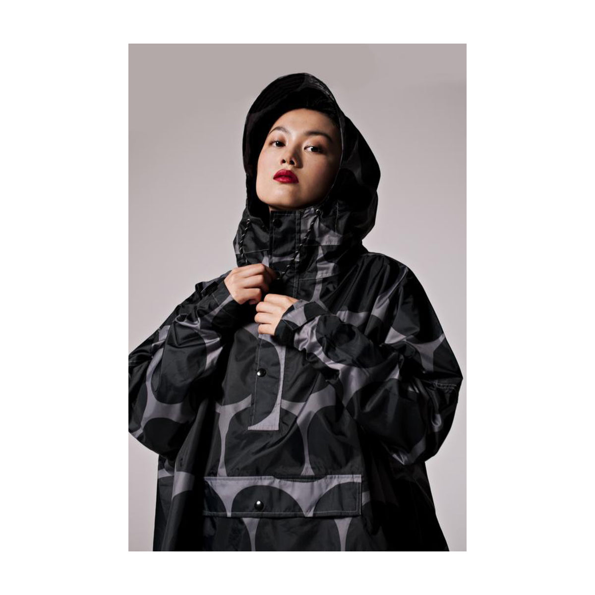 Rainkiss Regnponcho Black Polka – billede 2